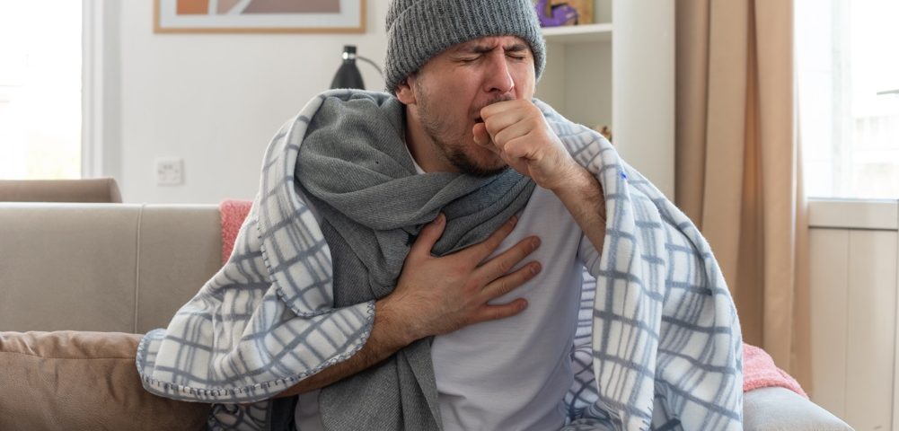 Hombre con tos y varios síntomas de la gripe