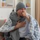 Hombre con tos y varios síntomas de la gripe